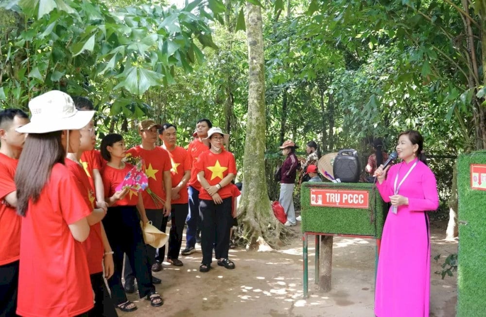 Khi đến Khu Di tích, du khách cần chuẩn bị trang phục nghiêm túc